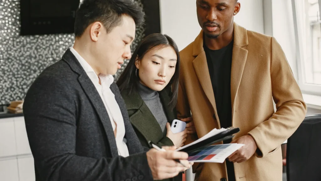 Persone di un team professionale consultano documenti durante una riunione in ufficio